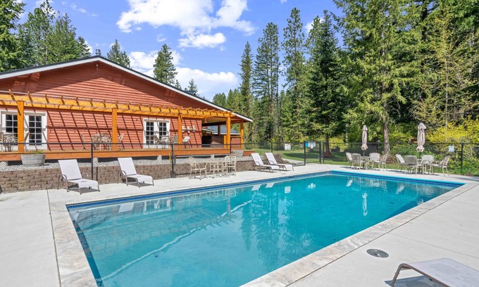 Leavenworth Cabin | River Road Lodge-Sleeps 16, Hot tub, 2 Fireplaces, Pool Table