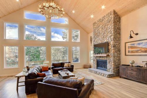 Yosemite West House | River Rock Retreat