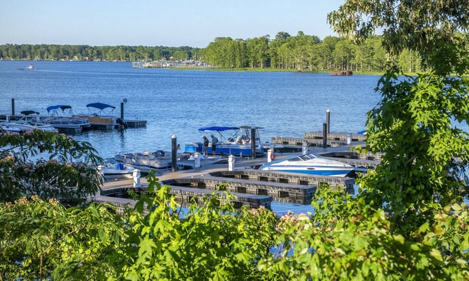 Stonehouse Hotel | River's Rest Marina & Resort