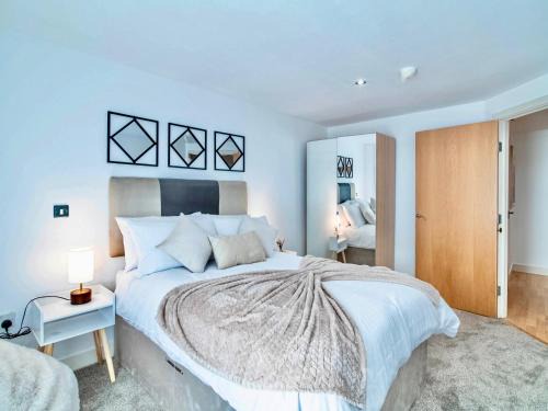 Leeds Apartment | River View 2-Bed Apartment with Balcony Leeds Dock