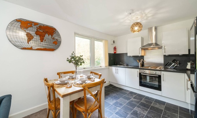 Glenisla Apartment | River View- Garden Apartment in Grounds of Mansion