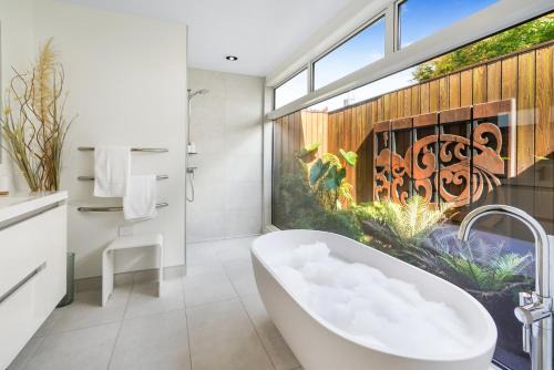 Te Rapa House | River View Retreat, Luxury & central - By KOSH BNB