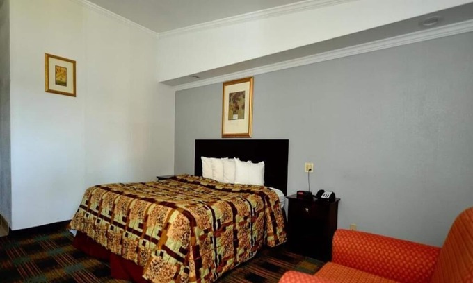 Somerset Hotel | River-view Room, 1 King Bed with Jacuzzi tub and Balcony
