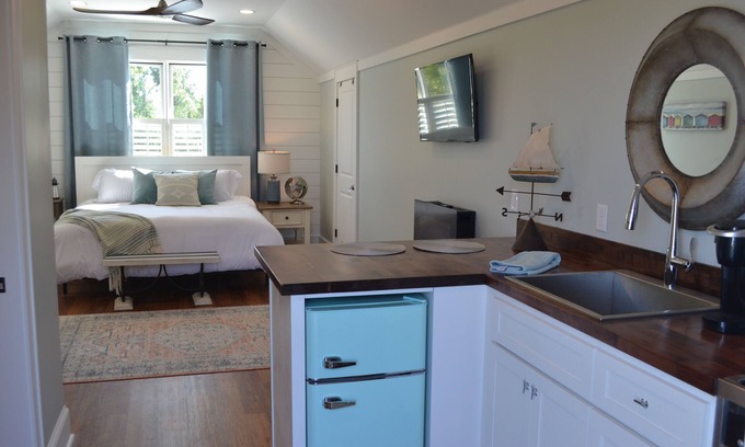 Sunbury Apartment | River Vista 180 -1BR 1BA Riverfront Apt only 0.2 m to Sunbury Crab Co Restaurant