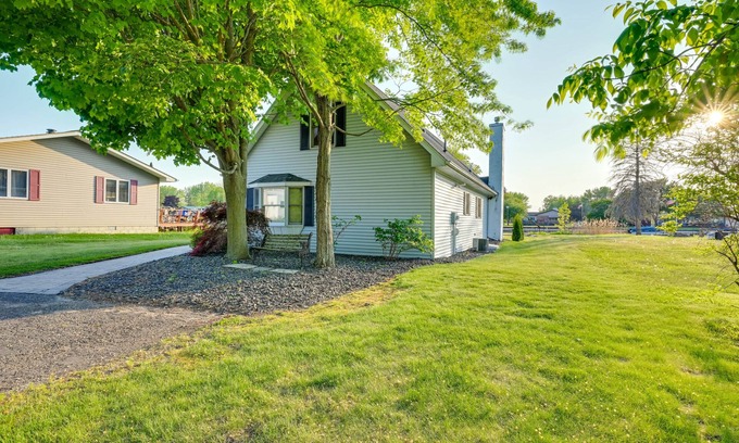 Au Gres Cottage | Riverfront Au Gres Cottage w/Fire Pit & Grill!