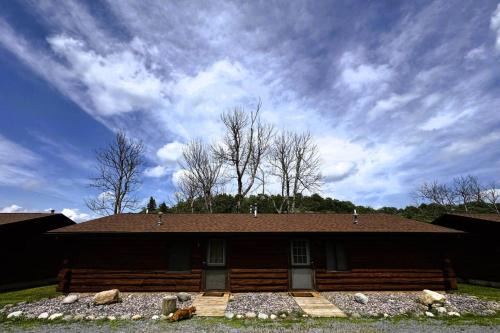 Crystal Falls House | Riverfront Cabin 2