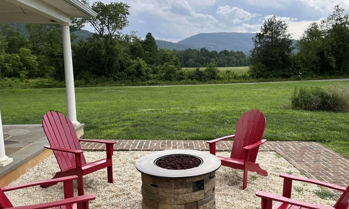 Dyke House | Riverfront Country Home with Blue Mountain Views