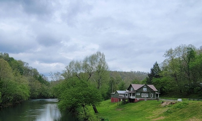 Duck House | Riverfront/Fishing/Elk Rail Trails/4-bedroom house in beautiful Duck
