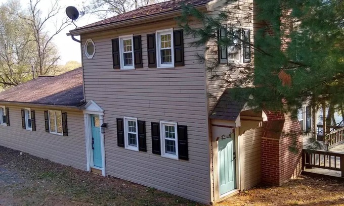 Newport House | Riverfront Getaway *Screened-in porch and deck!*