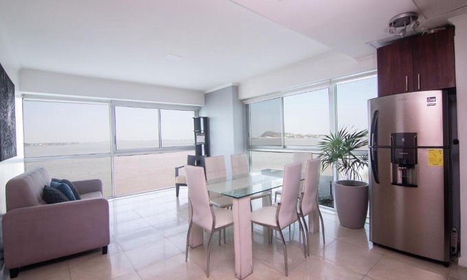 Las Penas Apartment | Riverfront II, piso 2, suite vista al rio, Puerto Santa Ana, Guayaquil