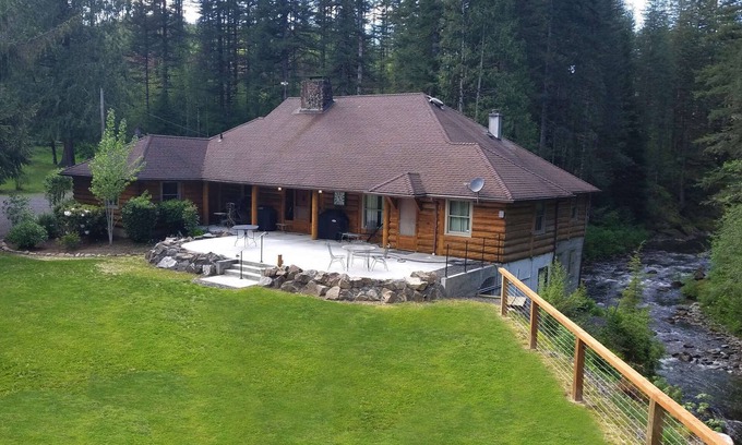 Washougal House | Riverfront Lodge on 200 acres in Southwest Washington