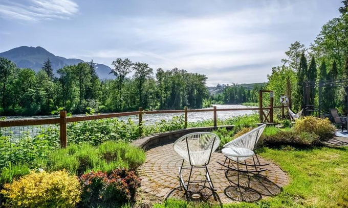 Gold Bar House | Riverfront Paradise w/Hot Tub-Little River House