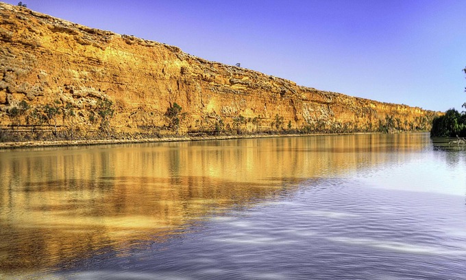 Murraylands House | Riverfront property at Big Bend offering majestic views and location