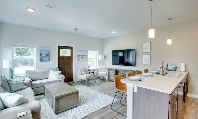 Sheboygan House | Riverfront Sheboygan Townhome w/Grill!