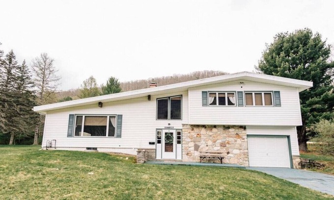 Galeton House | Riverfront with Pool & Grill | Canyon Creek Lodge