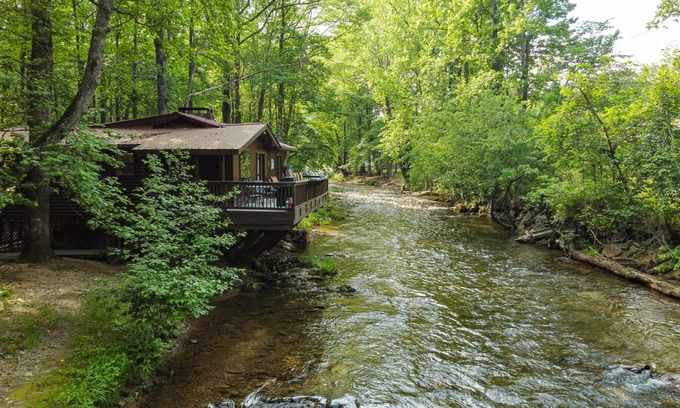 Helen Cabin | River’s Edge | Cozy Riverside Cabin Near Downtown Helen, GA