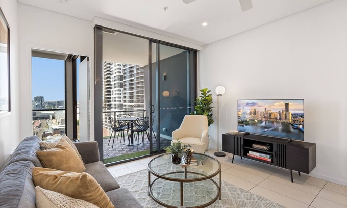 South Brisbane Apartment | Riverside 2-Bed by Brisbane's Landmarks with Pool