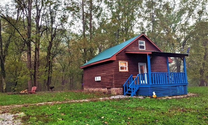 Pittsburg Cabin | Riverside Blue~Charming clean cabin on Rockcastle River! Pretty + forest themed!
