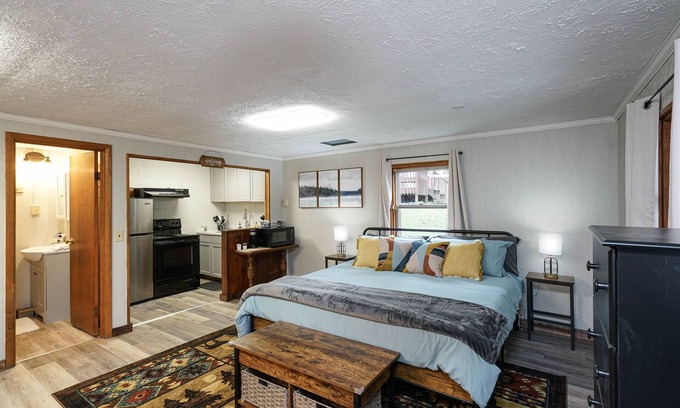 Elkins Cabin | Riverside De Luxe*WiFi*Steps to the River