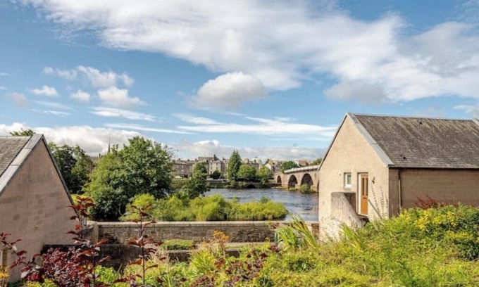 Perth Apartment | Riverside Garden Apartment with lovely River Tay views and parking nn