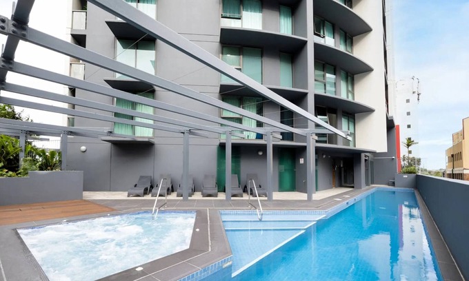 Kangaroo Point Apartment | Riverside Luxury w/Balcony, Pool & Stunning Views