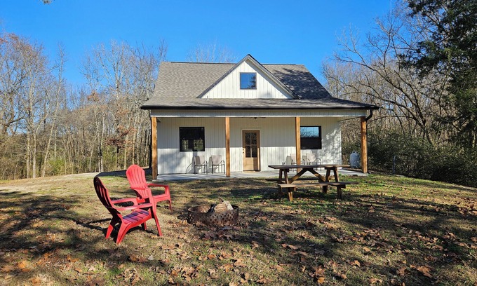Norman Cabin | Riverside Retreat- Cozy Secluded 2 Bedroom Cabin on the Caddo River