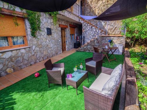 La Omanuela Apartment | Riverside Rustic Retreat
