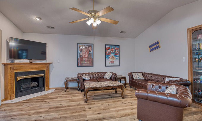 Newburgh Apartment | RiverTown Retro: 1990s Retreat