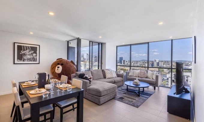Milton Apartment | Riverview 2BR delicate Apt, 1min to train station