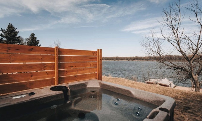 Bellevue Cabin | Riverview Cabin + Hot Tub w/TV+ Pickleball Court