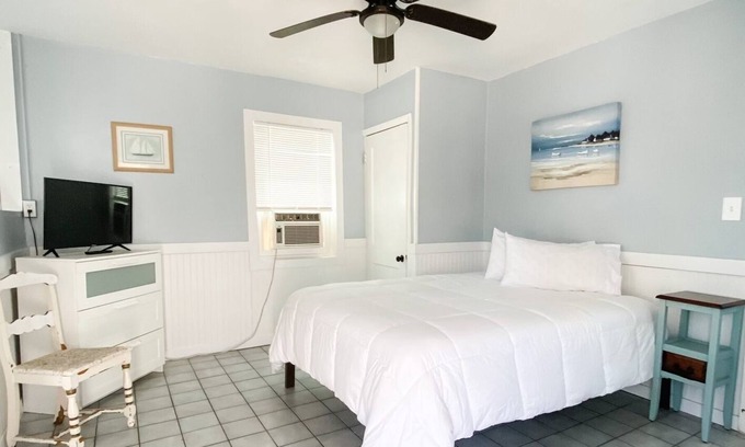 Tropic Cottage | Riverview Cottage with Kitchen & Private Deck