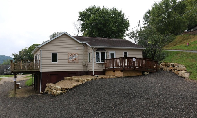 Brownsville House | Riverview Getaways (only 13 miles to La Crosse WI or Iowa border)