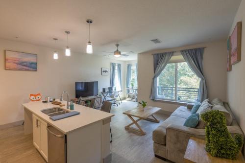 Downtown San Antonio Apartment | Riverwalk and Pool view Apt with King bed Infinity Pool Gym Free Parking