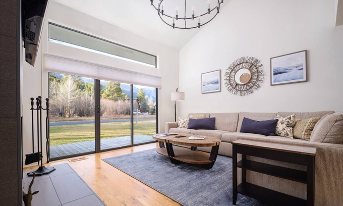 Moose Wilson Road Condo | RMR: Cinquefoil 1615 Condo in The Aspens/Wilson,WY