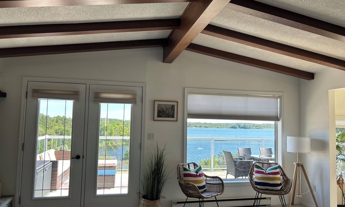 Kenora House | Road access 4 bdrm/2 bath house on Lake of the Woods. Only 2 mins to downtown!