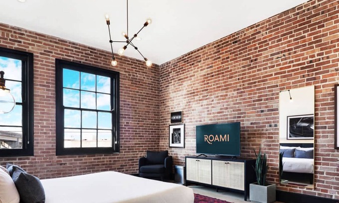 Arts/Warehouse District House | Roami at The Lola | Convention Center | Suite