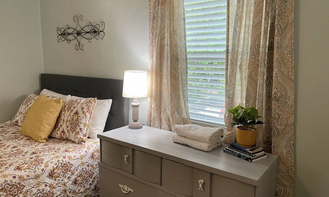 Roanoke House | Roanoke Retreat- close to airport & downtown