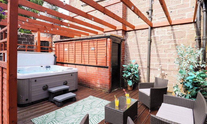 Balfron Cottage | ROB ROY APARTMENT, family friendly, with hot tub in Buchlyvie