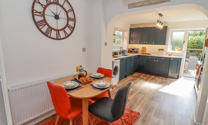 Adderbury Cottage | ROBELLEN CORNER, family friendly, with a garden in Adderbury