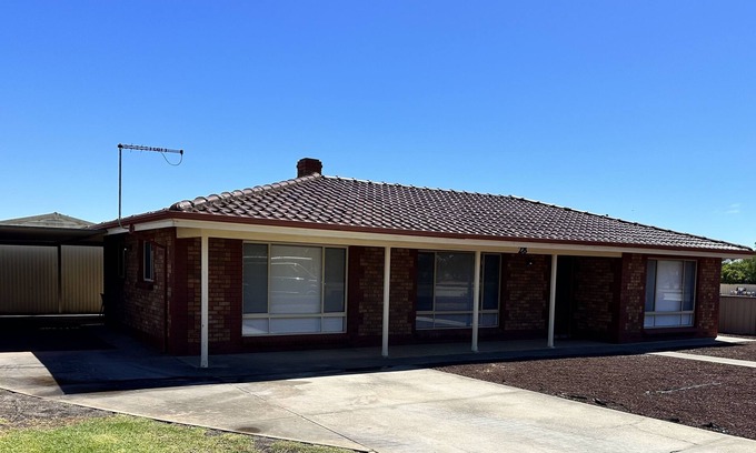 Dalrymple House | Robertsons Rest - Comfortable 3 bedroom holiday home. Off Peak Special!