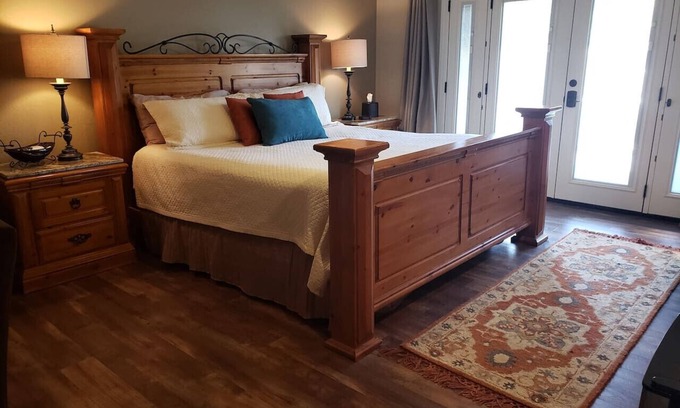 Oak Creek House | Robin's Red Rock Getaway Suite A