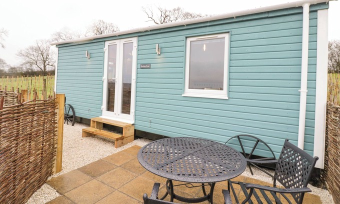 Napton-on-the-Hill Cottage | ROBINS NEST, pet friendly, with a garden in Napton-On-The-Hill