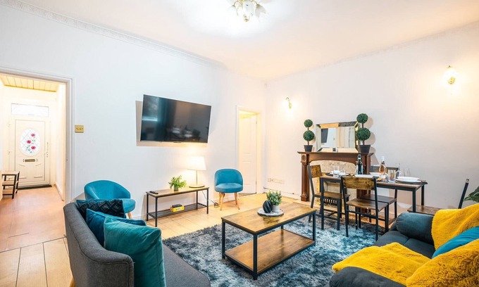 Rochdale House | Rochdale Retreat - Spacious 4-Bed House 8 beds