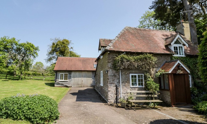 Little Cowarne Cottage | ROCK COTTAGE, pet friendly, with open fire in Tenbury Wells