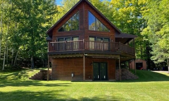 Loretto House | Rock Lake Retreat: Sun, Water & Relaxation – The Ultimate Summer Escape!