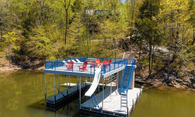 Speedwell House | 'Rockwater' Privacy, Huge Great Room, Double Deck Dock, Hot Tub, Billiards.