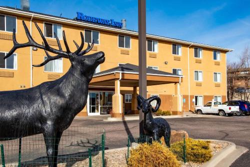 Rustic Hills Hotel | Rodeway Inn Central Colorado Springs