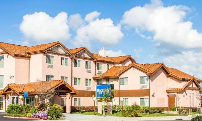 Hayward Hotel | Rodeway Inn & Suites