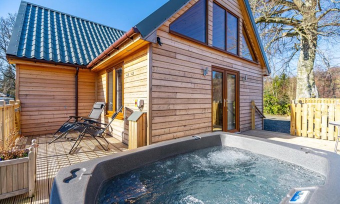 Blairgowrie Ski Chalet | Roe Deer Lodge with Hot Tub