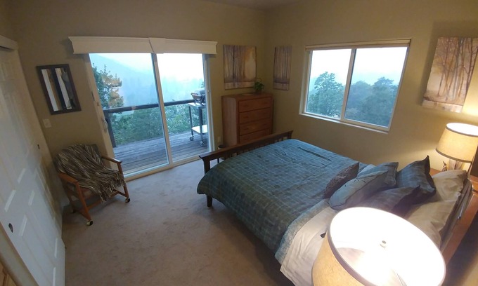 Central Point House | Rogue River Guesthouse - River and Whitewater Views!